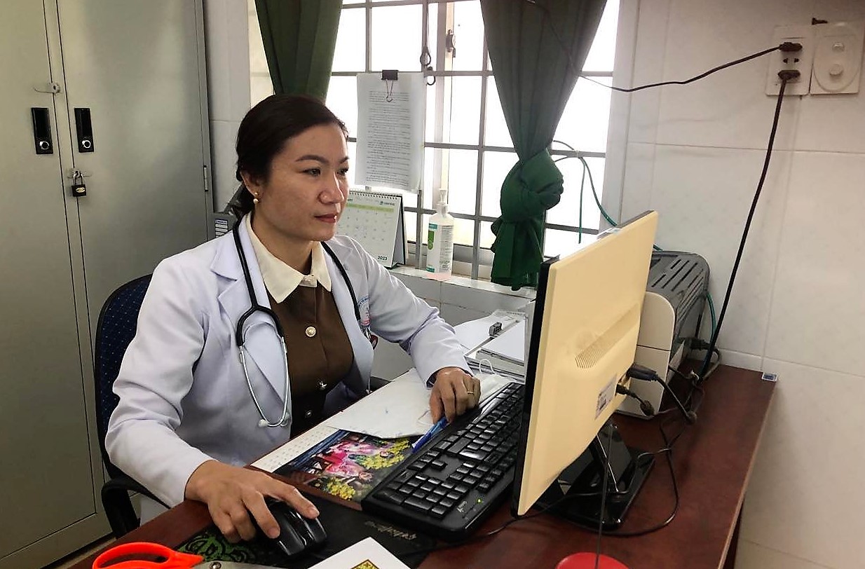 BS Cao Thị Thúy Hằng - Phó trưởng khoa khám liên chuyên khoa Trung tâm Y tế  huyện Ea kar trong giờ đang làm việc ...